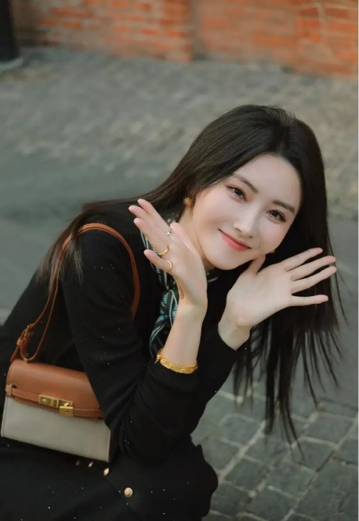 钱多有什么用，75岁刘晓庆意外摔倒、分不清人 担心的事还是发生了