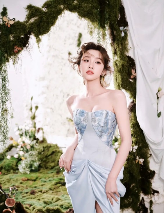 2025年内娱十大走红美女明星：颜值、演技、作品与综合实力的多维绽放 