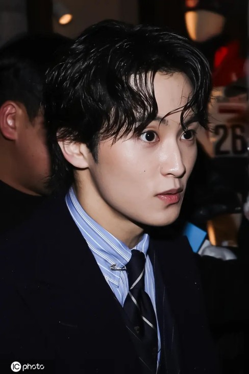 从令狐冲到公益守夜人，做生意亏惨的李亚鹏，在理想与现实间行走