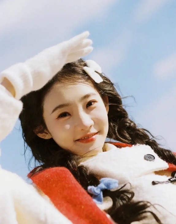 64岁利智近况曝光！嫁给李连杰后定居新加坡，两个女儿孝顺又优秀