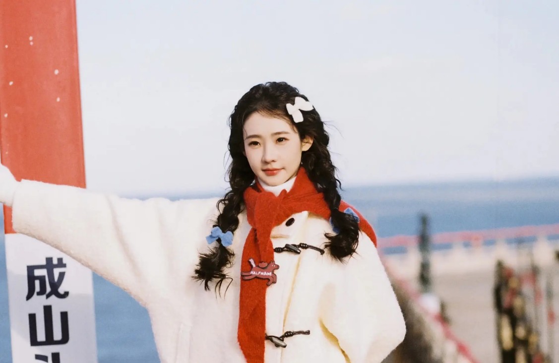 央视春晚第二次联排：王安宇破除缺席争议，白鹿红球帽很喜庆