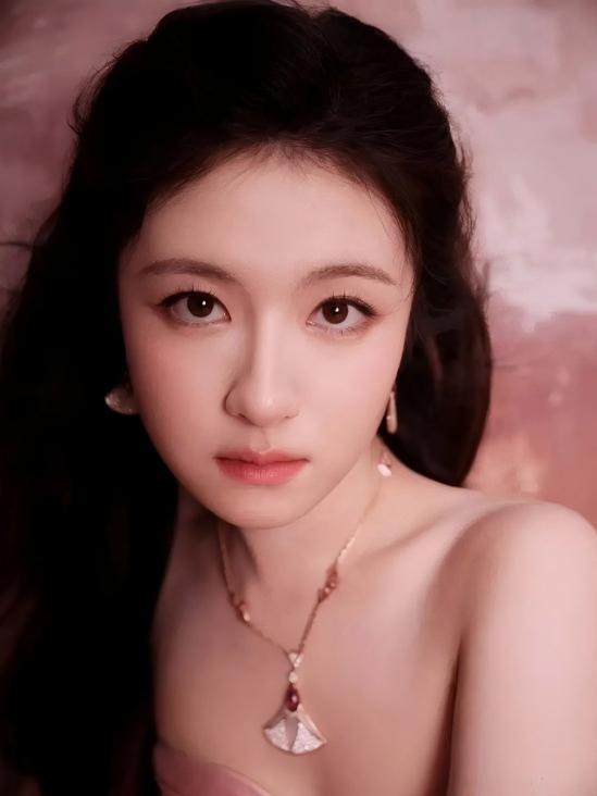 43岁车晓离婚后太割裂：住上亿别墅庆生，竟用剩菜剩饭招待闺蜜