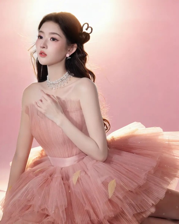 香港著名女星获一众艺人拜年，堪比台庆！拆礼盒手抖引发网民担忧