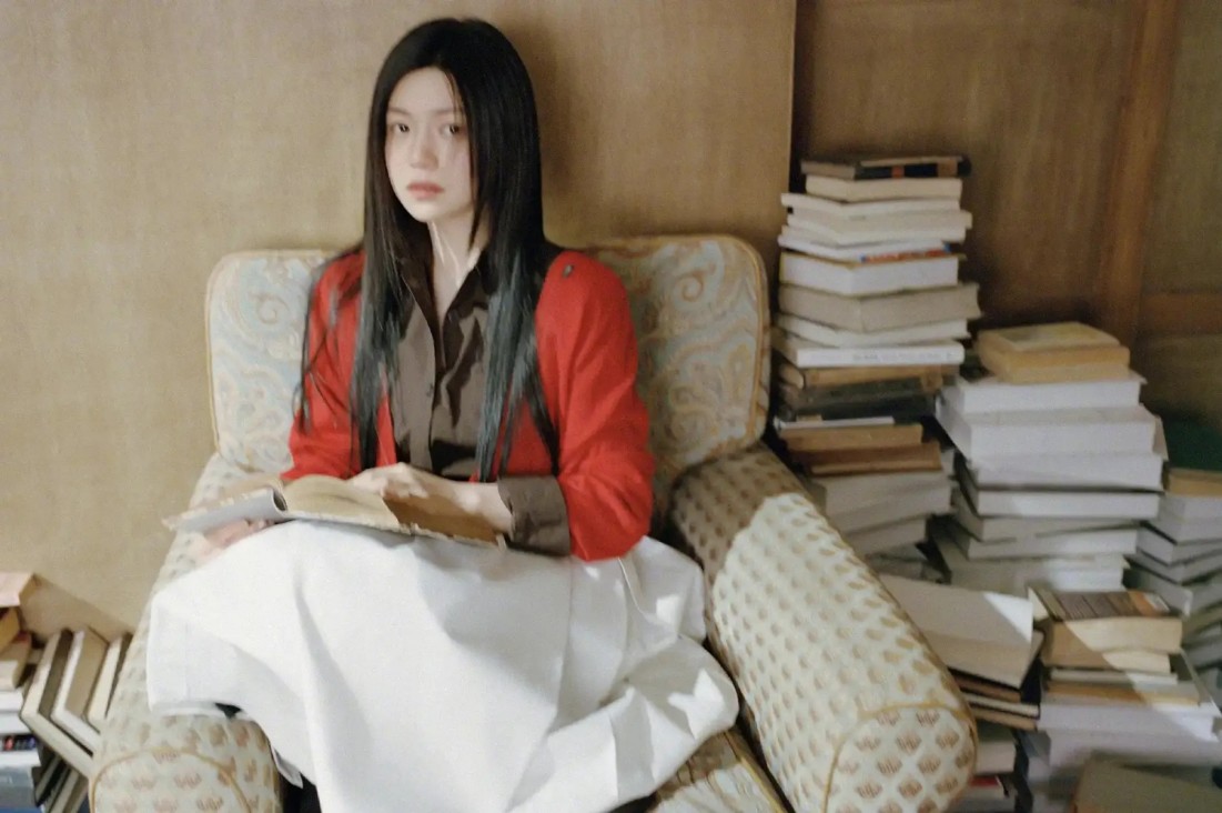 知名港星新年现身内地多个景区，被指瘦到皮包骨，网民质疑其患病