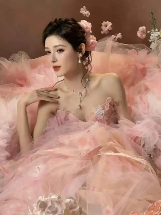 程晓玥上海待产，喝100多元一瓶水，逛街买12件衣服犒劳自己