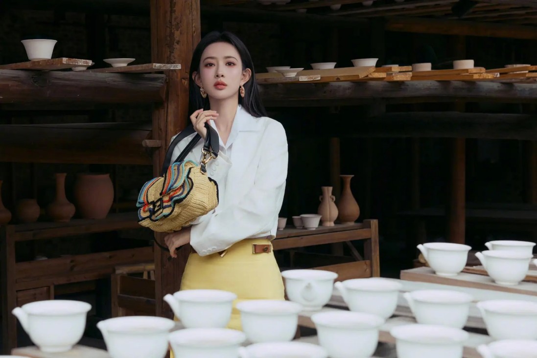 演员文章饭店生意火爆，全家都到场支持，俩女儿现身，前妻马伊琍被曝也在场