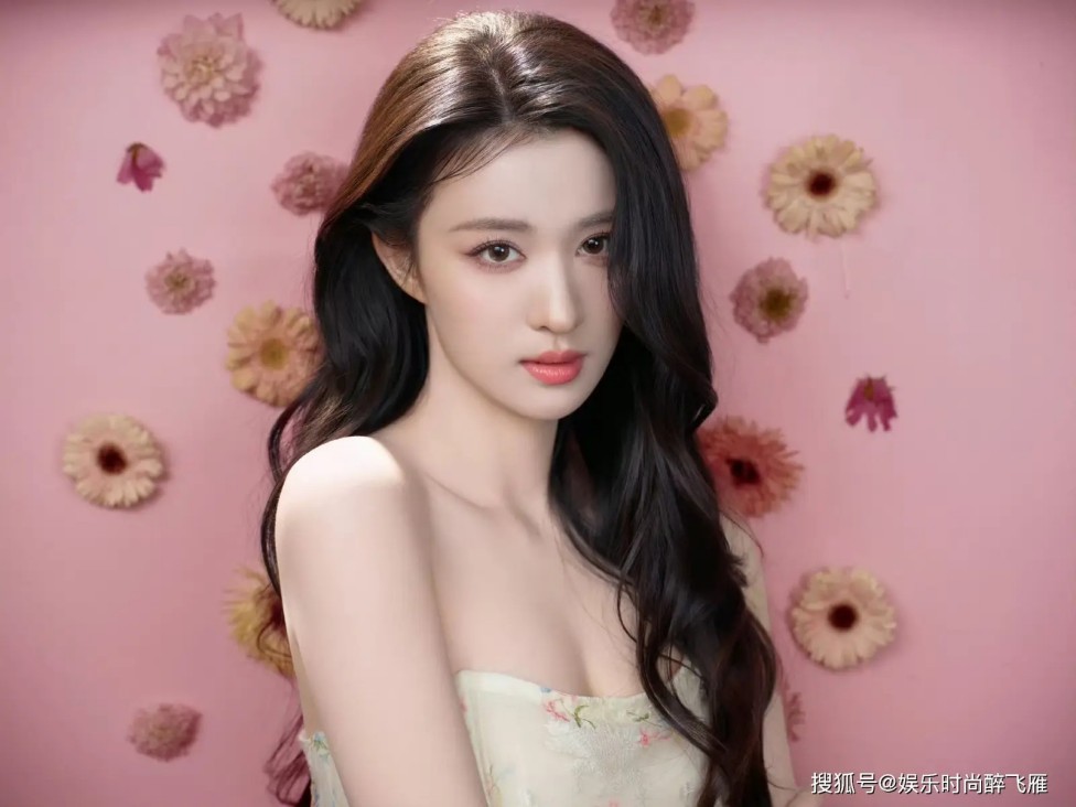 演员文章面馆大排长队，人均消费76元，顾客评价有好有差，很多人来蹭流量开直播